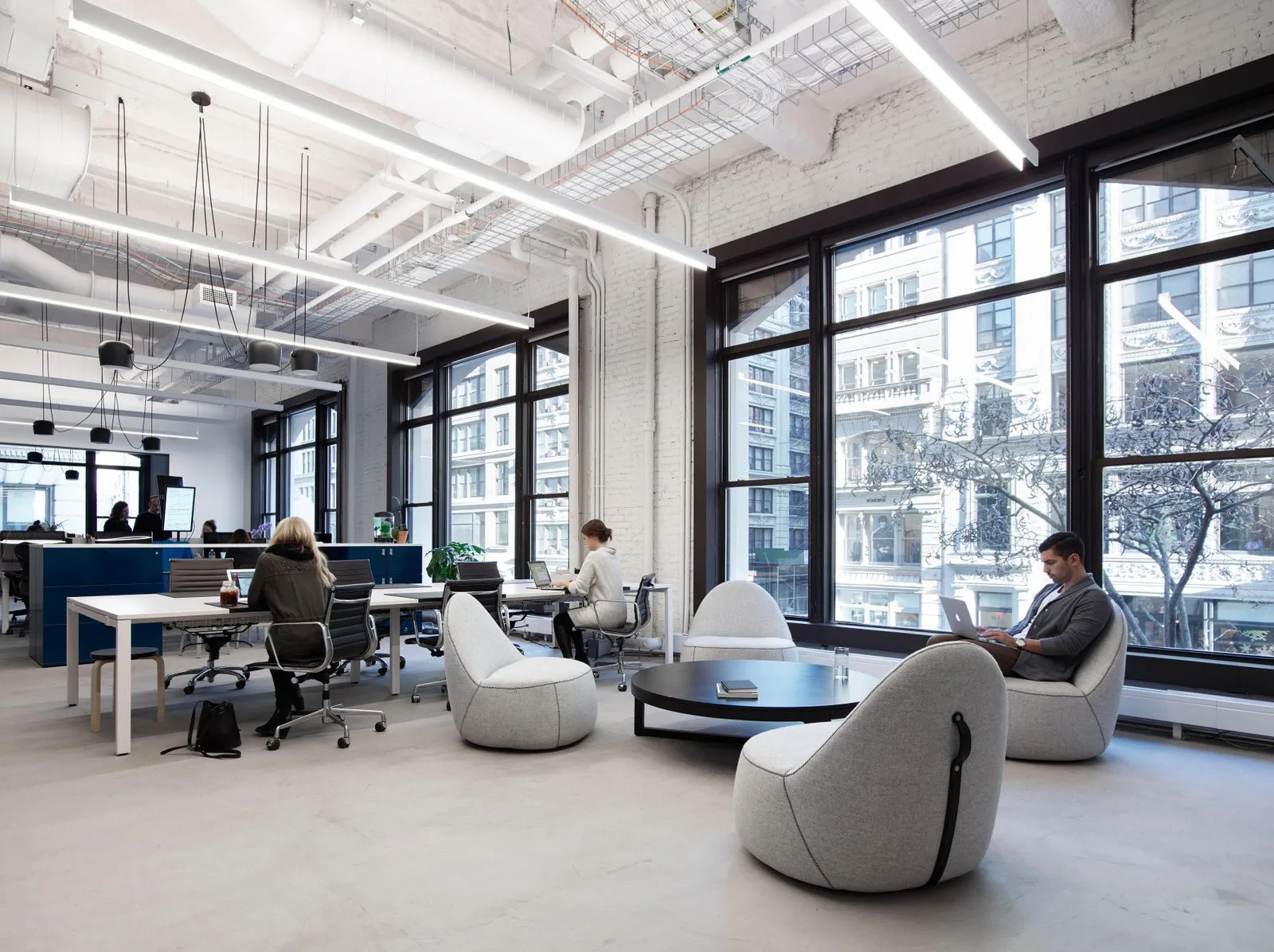 福建兄妹传媒公司现代化办公环境实景